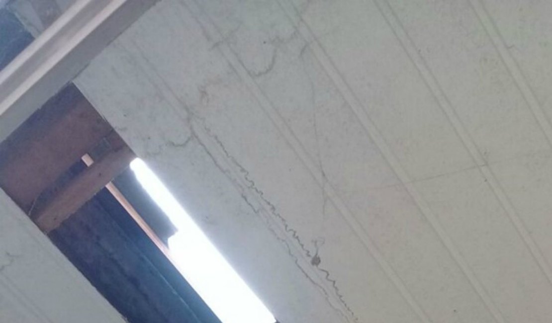 Loja de materiais esportivos tem telhado danificado em tentativa de furto, em Arapiraca