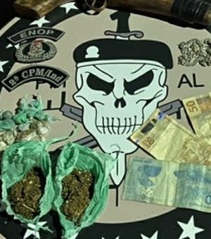 Adolescente suspeito de homicídio é apreendido ao ser flagrado vendendo drogas