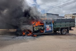 Caminhonete da Oops Telecom é tomada pelas chamas em Arapiraca; ASSISTA