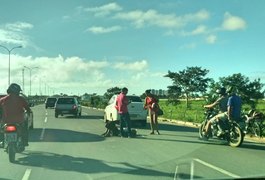 Carro bate em moto na AL 220 e idoso é socorrido para o Hospital de Emergência