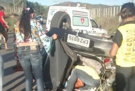 Veículo capota em Palmeira dos Índios e três pessoas ficam feridas