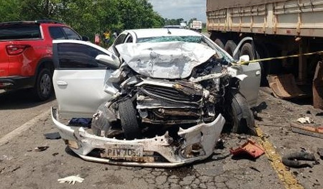Colisão entre carreta e carro deixa cinco mortos na BR-135, no Maranhão