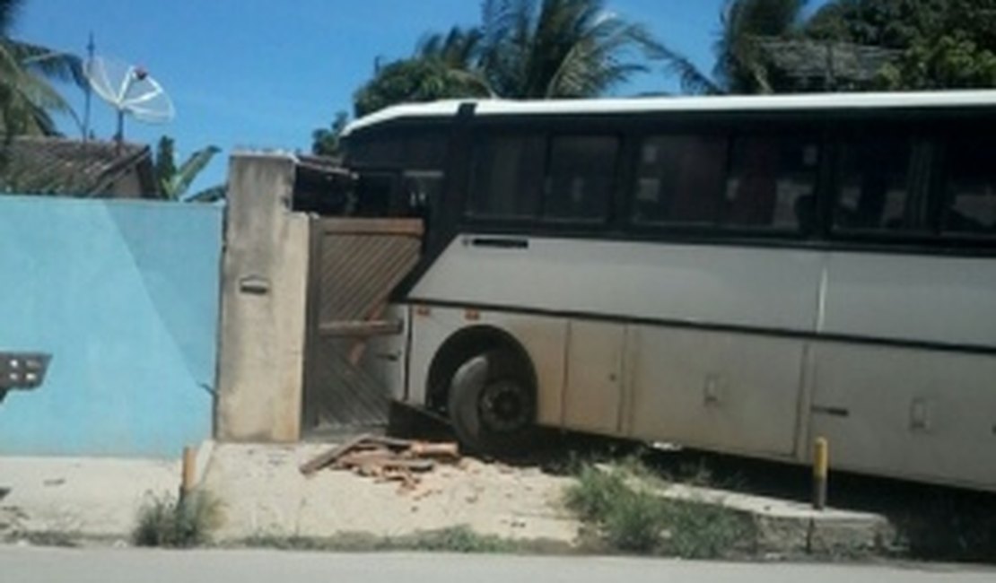 Condutor perde controle de direção e ônibus invade casa