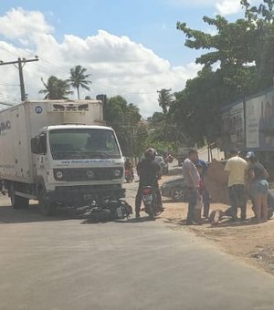 Caminhão faz conversão irregular e colide frontalmente em motocicleta, em Arapiraca