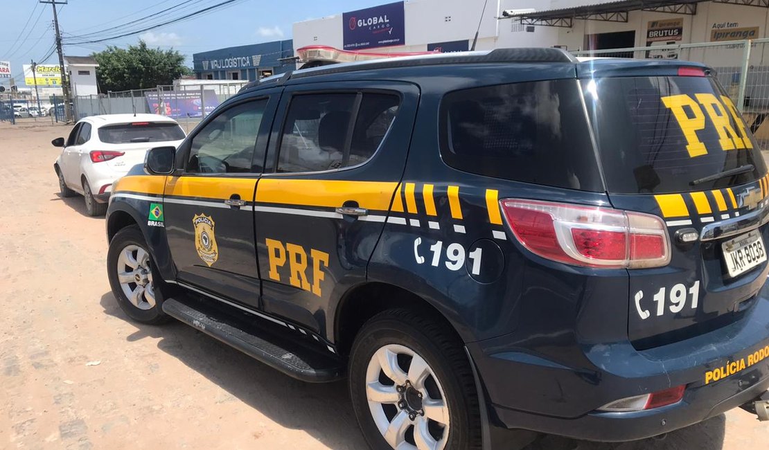 Mulher é presa em Maceió com veículo que havia sido roubado em Pernambuco em 2019