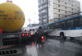 Bairros de Maceió amanhecem alagados após fortes chuvas na madrugada