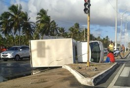 Colisão entre carro e caminhão deixa feridos no Pontal da Barra, AL