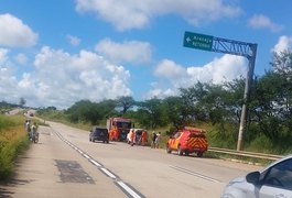 Corpo de Bombeiros é acionado para apagar chamas em Kombi na BR-101
