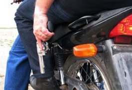 Trio armado rouba duas motocicletas dentro de conjunto residencial em Teotônio Vilela