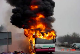 Incêndio em ônibus mata 30 pessoas na China