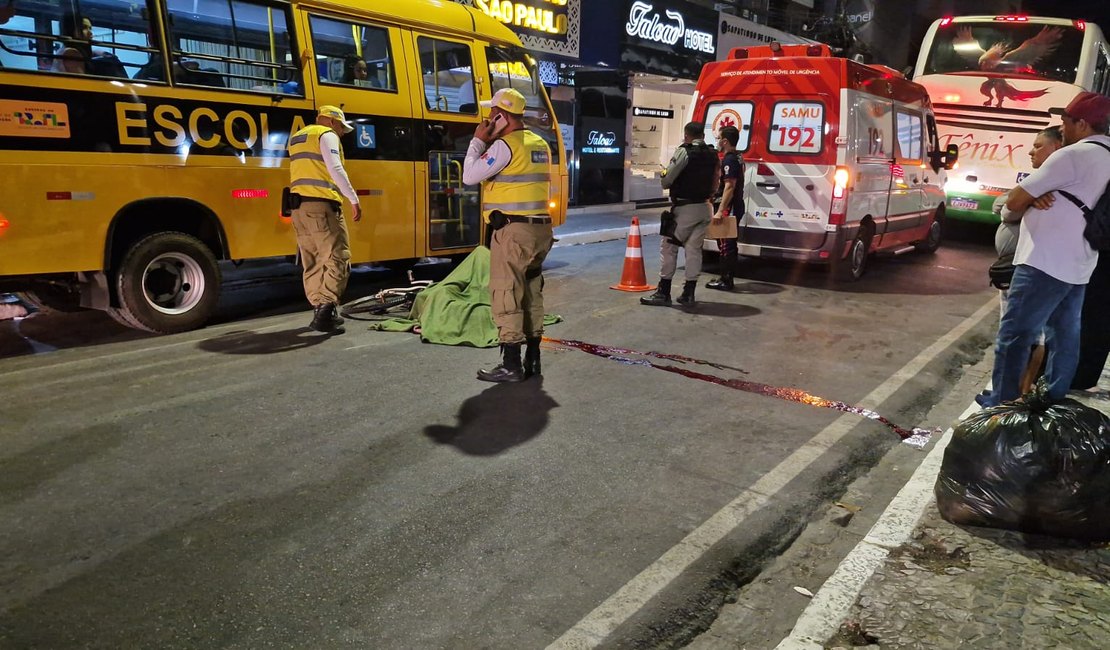 Vídeo mostra momento em que adolescente cai de bicicleta e morre atropelado por ônibus em Arapiraca