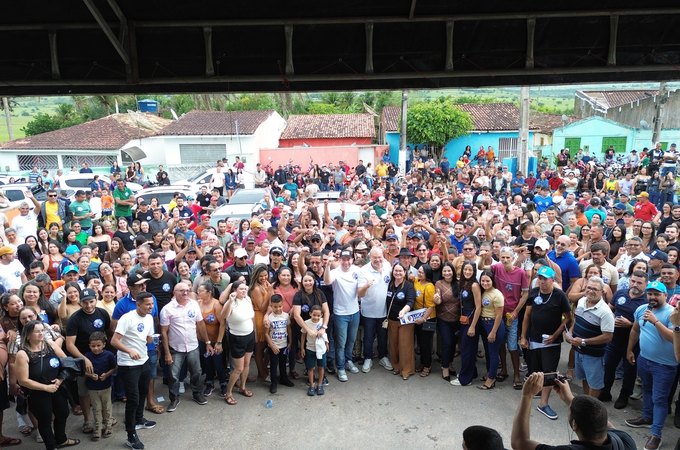 Feira Grande registra grande mobilização popular em adesivaço liderado pelo prefeito Dário Roberto