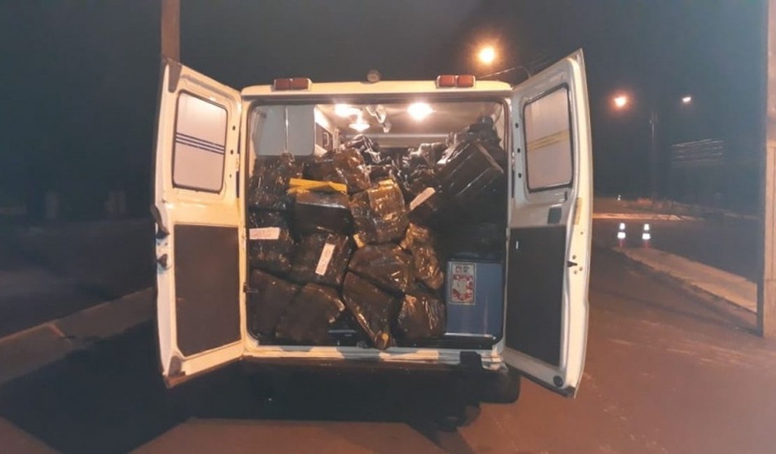 Polícia aborda ambulância e descobre que paciente era na verdade 1,5 toneladas de maconha