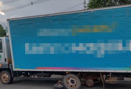 VÍDEO. Roda de caminhão de transportadora solta do eixo e atinge veículos em Arapiraca