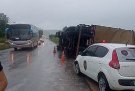 Motorista perde controle de carreta com carga de sucata e veículo tomba em São Miguel dos Campos