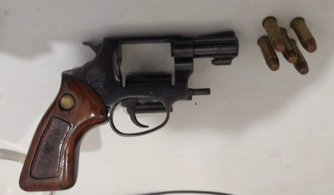 Sem porte de arma, homem é flagrado andando com revólver em Feira Grande