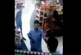 Vídeo. Câmeras gravam assalto em mercadinho em Maceió e pode ajudar a prender criminosos