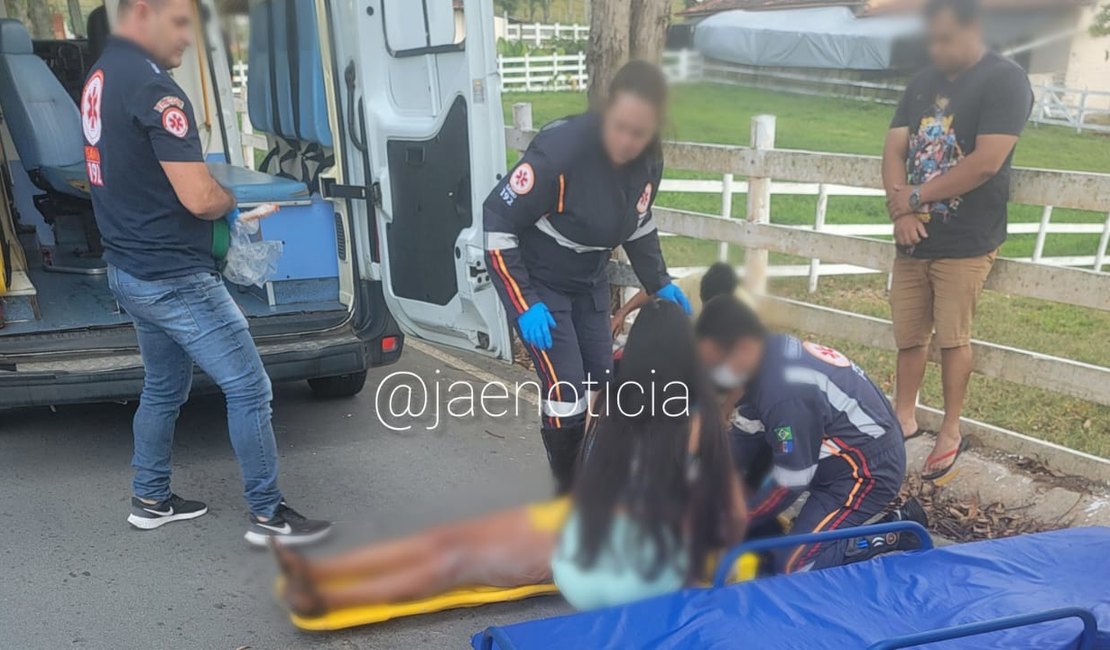 Homem e mulher em motocicleta colidem veículo contra cerca de madeira no bairro Canafístula