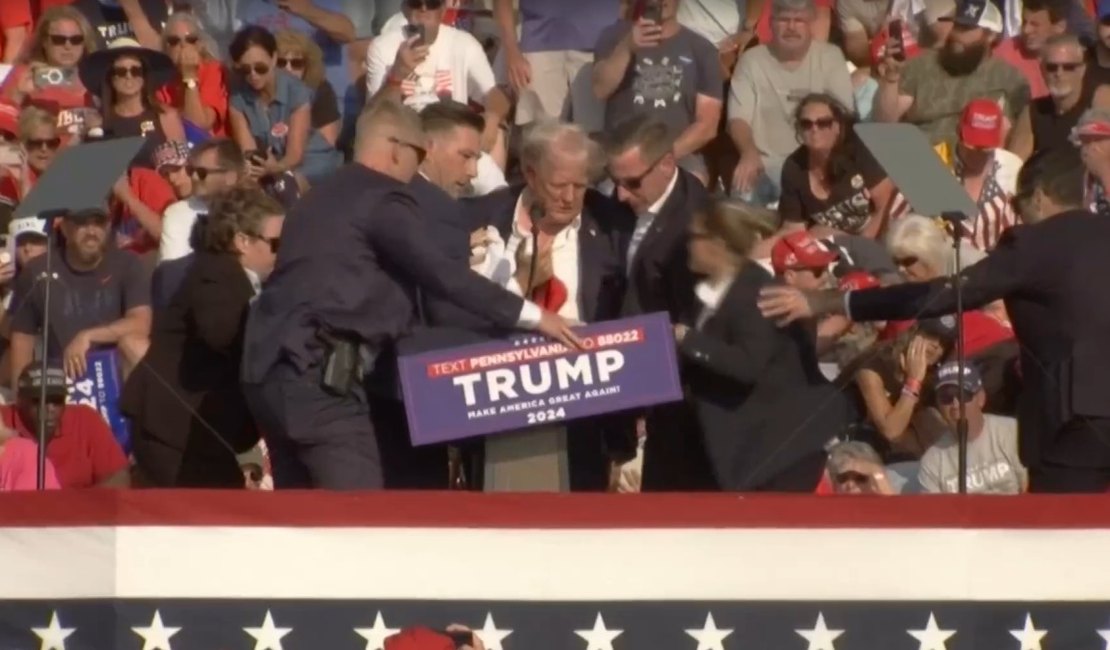 VÍDEO. Trump é retirado de comício com sangue no rosto após disparos serem ouvidos, na Pensilvânia