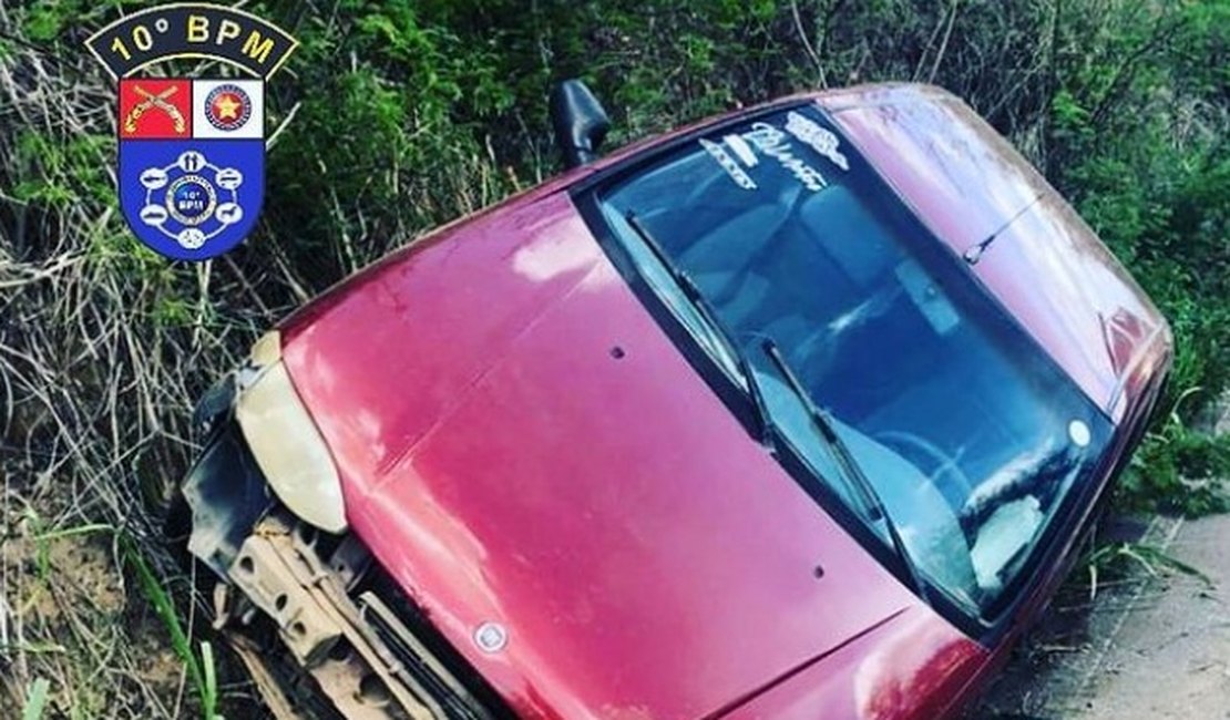 Carro roubado em Palmeira dos Índios é recuperado após acidente na AL 115