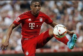Douglas Costa diz que aprendeu a jogar futebol com Guardiola: 'um gênio'