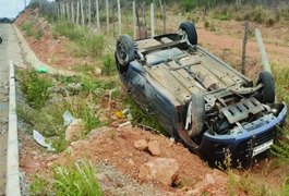 Jovem perde controle de carro e sofre acidente na AL-115, em Arapiraca