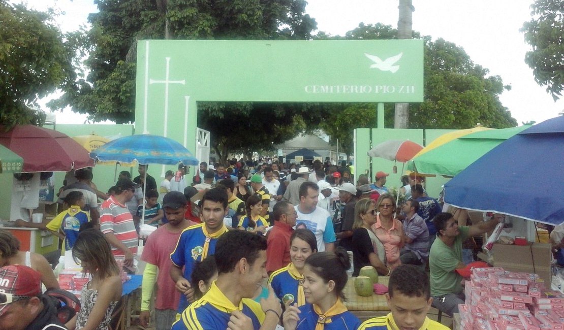 Dia de Finados leva milhares de pessoas aos cemitérios de Arapiraca