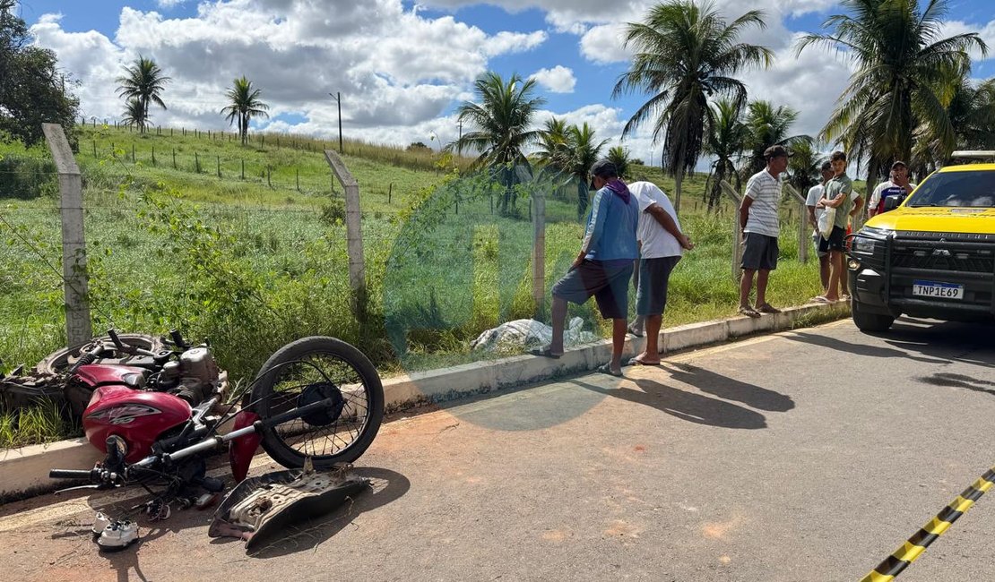 Jovem morre após perder controle da moto em curva, na zona rural de Lagoa da Canoa; assista