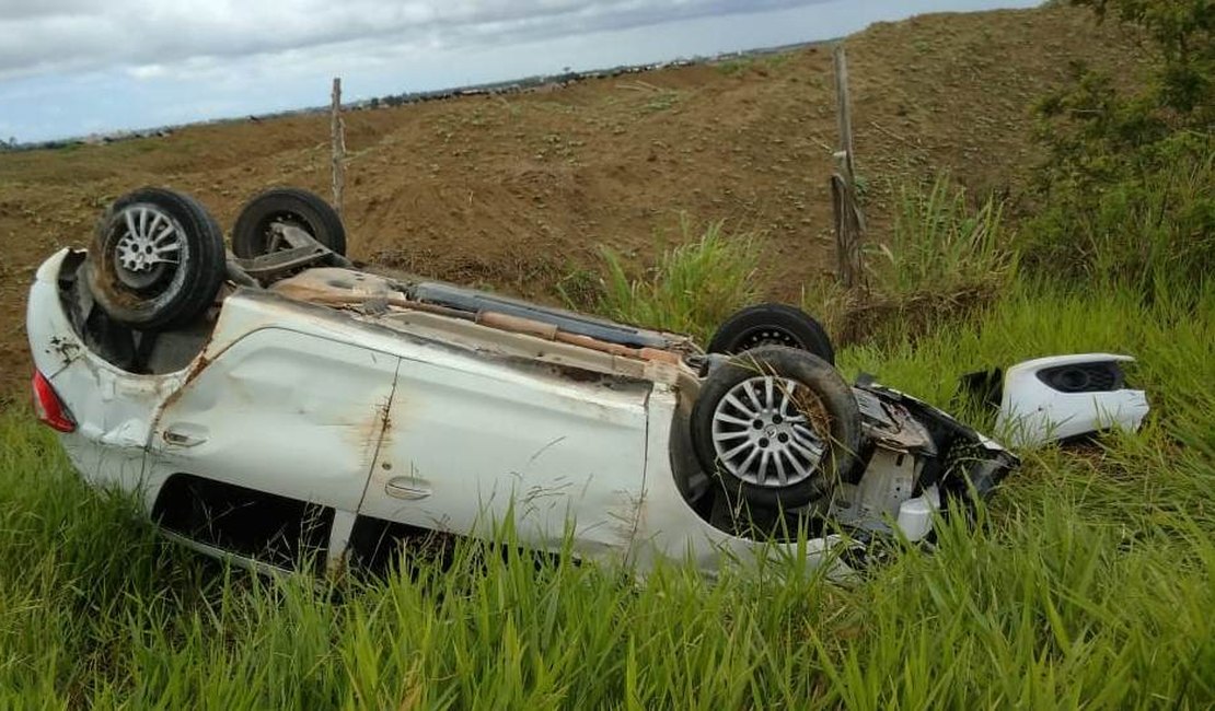 Capotamento na AL 105 deixa mulher de 24 anos ferida, próximo ao Aeroporto