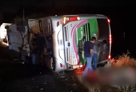 Quatro pessoas morrem e 15 ficam feridas após ônibus de turismo tombar em rodovia na Bahia