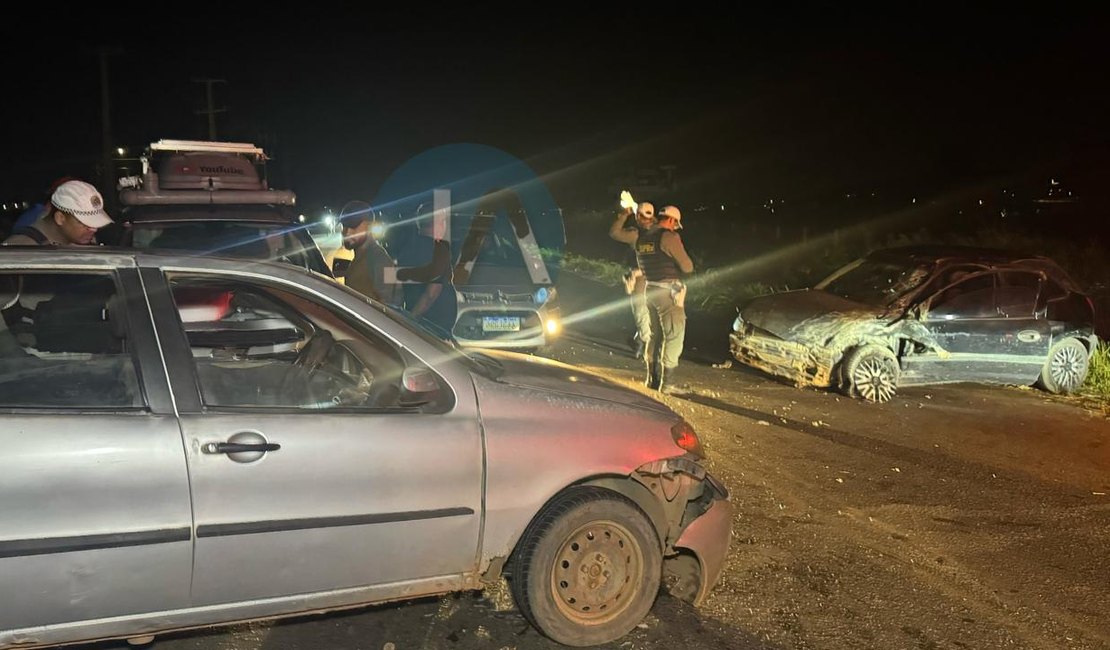 Colisão envolve três veículos e deixa diversos feridos perto da entrada do Residencial Agreste