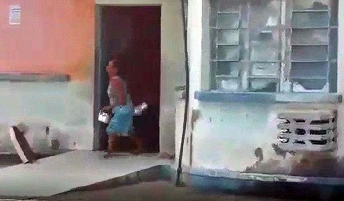 Vídeo: Mulher enfurecida destrói posto de saúde no interior de Alagoas