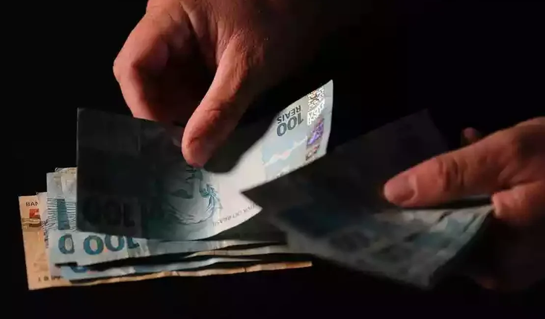 Em Maceió, Polícia Civil prende três pessoas envolvidas em esquema que desviou R$ 2 milhões de banco