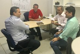 Prefeitura e Sindvest discutem fortalecimento do setor têxtil em Arapiraca