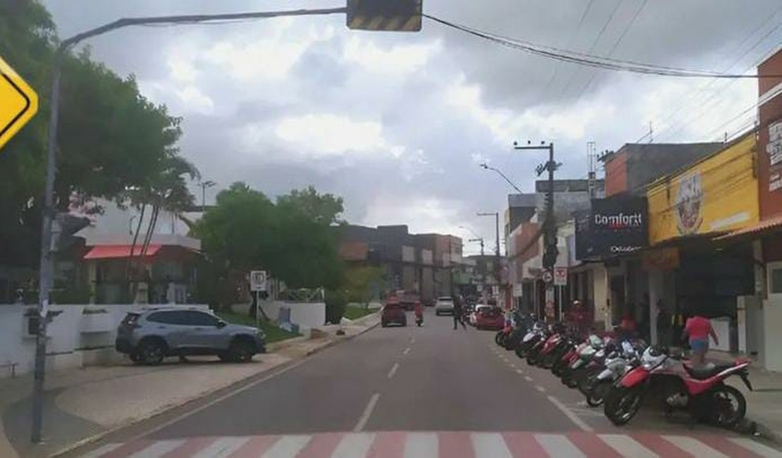 Semáforo em frente ao Restaurante Popular de Arapiraca está desligado e passa por manutenção nesta terça (10)