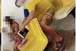 Homem é flagrado se masturbando em fila de vacinação em UBS