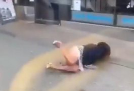 VÍDEO. Sem máscara em coletivo, mulher cospe em rosto de passageiro e acaba empurrada de ônibus