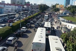 Manifestantes são detidos durante protesto na Fernandes Lima, diz PM