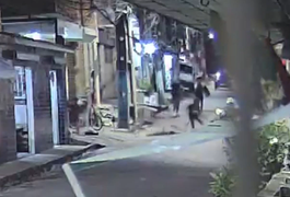Criminosos atiram e atingem jovem e duas crianças no Jacintinho, em Maceió; assista