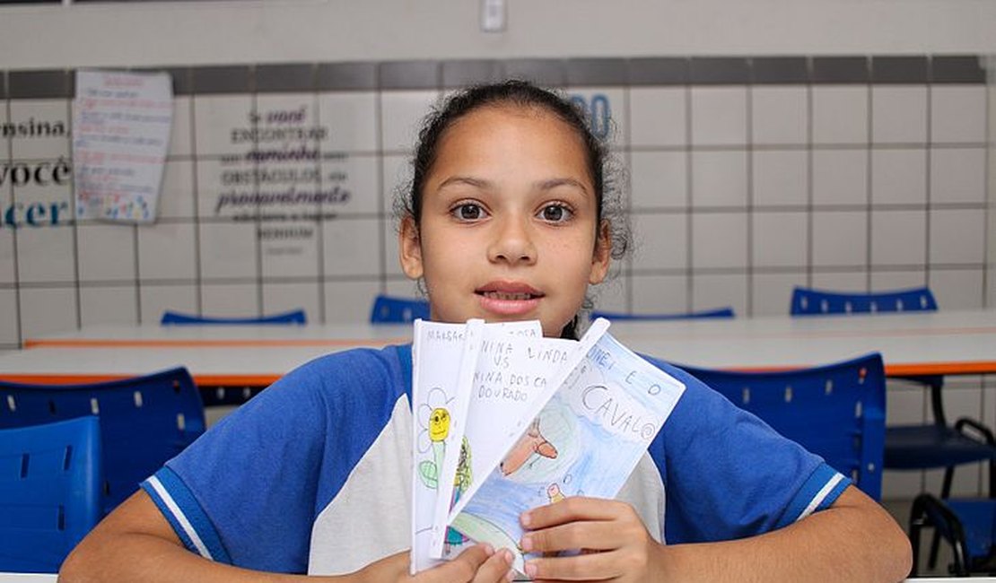 Aos 9 anos, aluna da rede municipal cria histórias e confecciona os próprios livros de forma artesanal