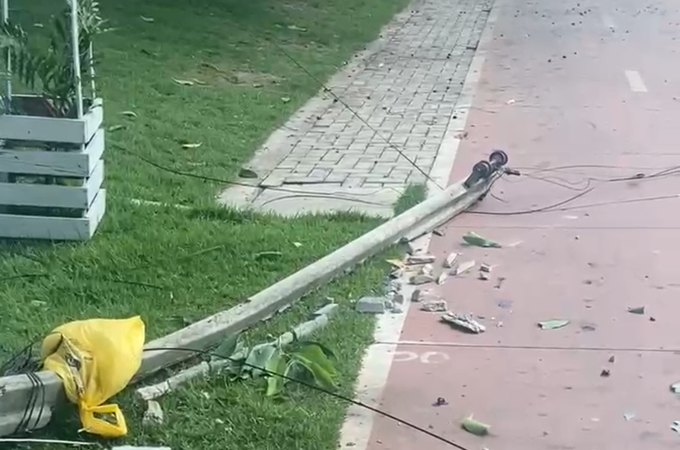 Vídeo. Caminhão bate em fiação e derruba poste na Ciclovia de Arapiraca