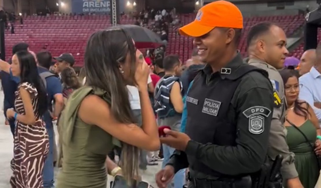 VÍDEO: Ex-vocalista da Banda Fascínio surpreende com pedido de casamento em formatura da PMPE