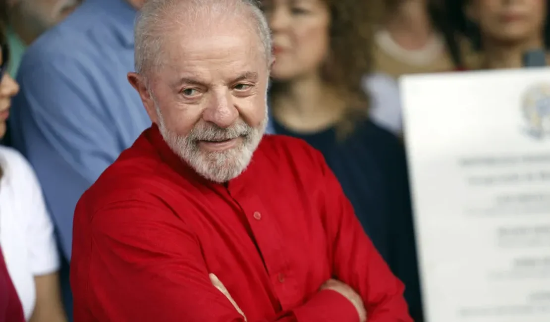 Lula bate Flávio Bolsonaro por 15 pontos e Tarcísio por 5 no 2º turno, diz Datafolha