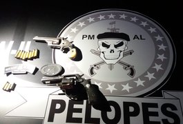 Dona de bar é presa após polícia encontrar arma escondida atrás de freezer