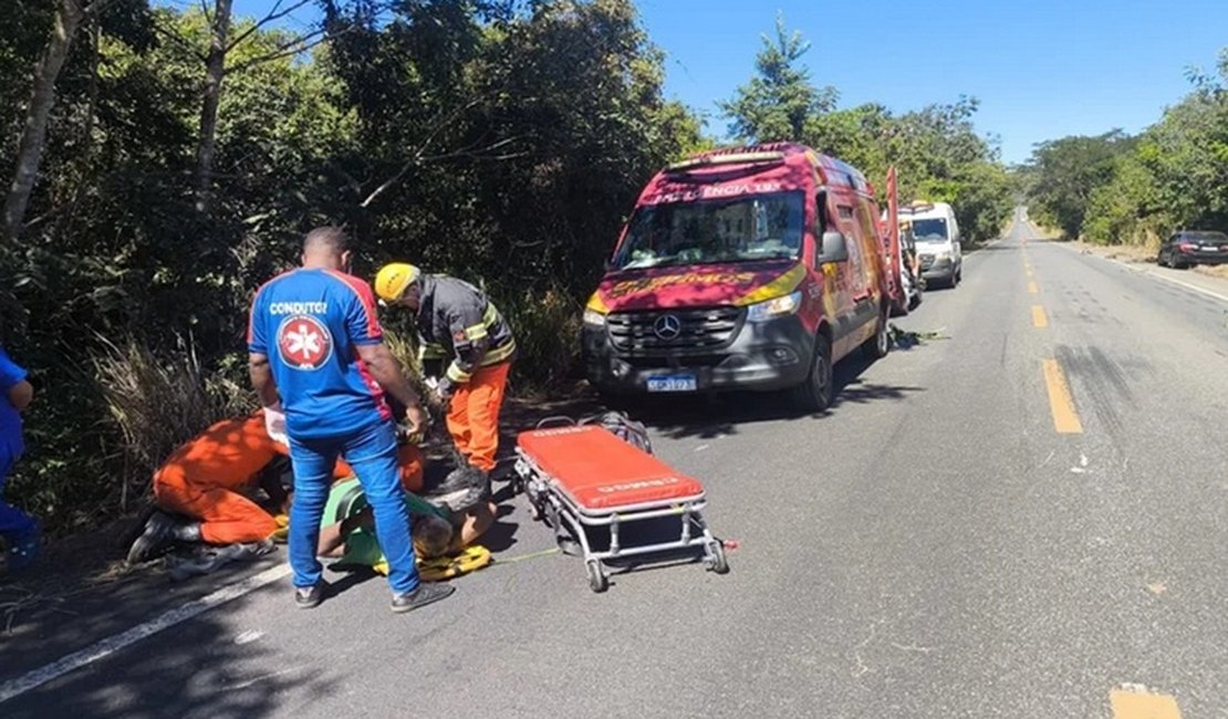 Carro cai em ribanceira e homem fica 3 dias à espera de socorro ao lado de corpos do pai e mulher