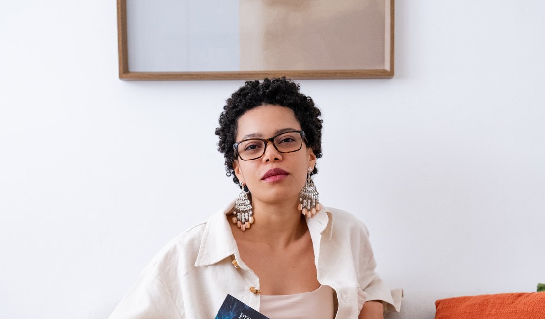Érika Santos lança 'Esconjuro' e reflete sobre a memória da cidade de Maceió e o crime ambiental na Lagoa Mundaú; pré-venda da plaquete já começou