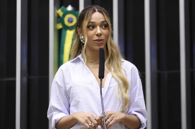 Erika Hilton processa Ratinho por transfobia e pede R$ 10 milhões