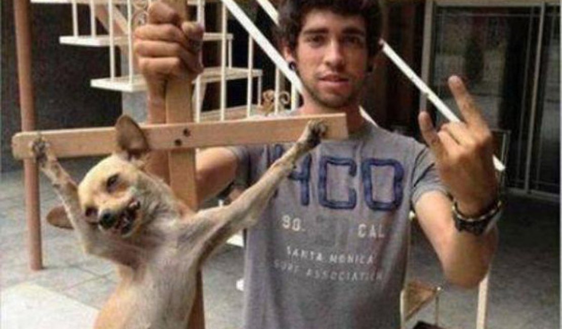 Foto de jovem com cachorra crucificada causa indignação no Facebook
