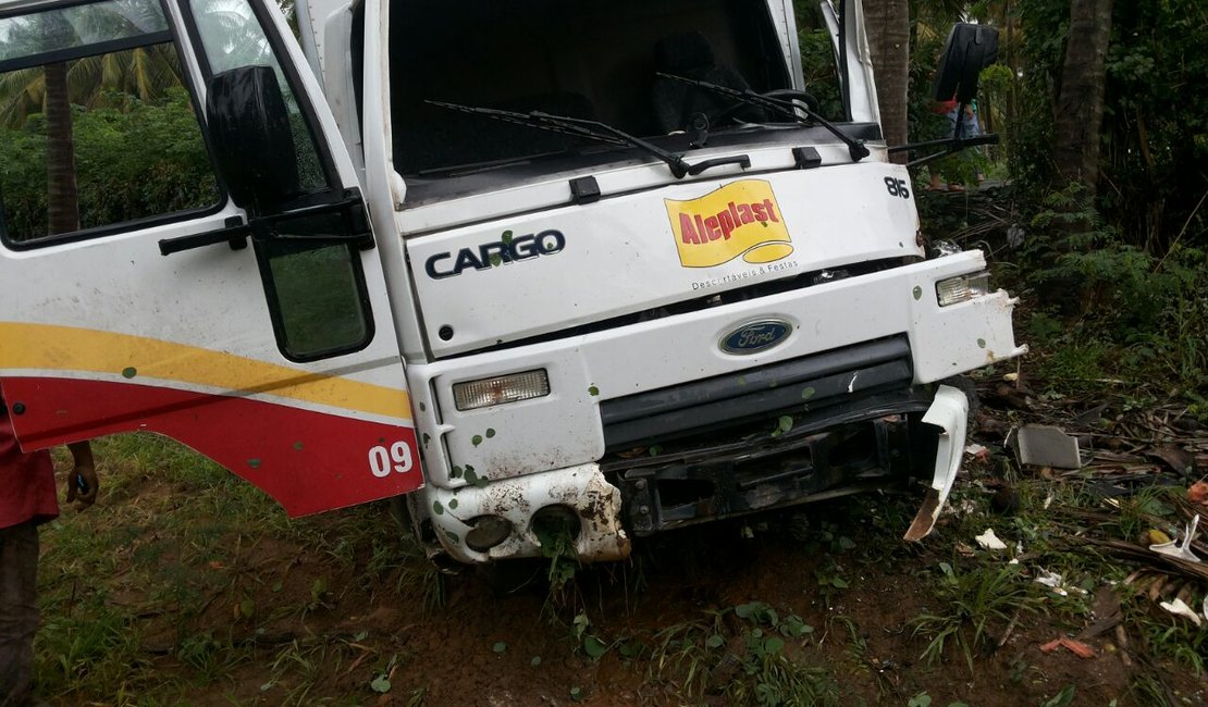 Caminhão baú se envolve em acidente na curva da morte da AL 101