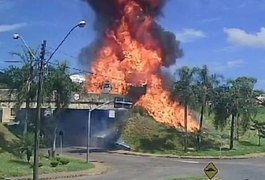 Caminhão-tanque explode após colidir com carreta em rodovia